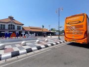13 Bus Angkut Ratusan Penumpang Tertahan di Stasiun Tegal