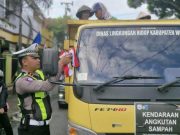 Sambut HUT Ke-80 Kemerdekaan RI, Satlantas Polres Wonosobo Bagikan Bendera Merah Putih kepada Pengendara