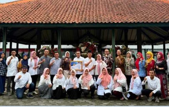 Bupati Wonosobo Serahkan Apresiasi Rumah DataKu dan Kampung KB Tingkat Nasional 2025