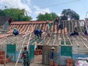 Gotong Royong Renovasi Rumah Warga Gempolrejo Blora Perkuat Kekeluargaan TNI
