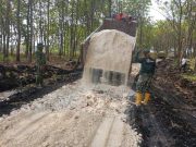 Warga Kepoh dan Satgas TMMD Kodim 0721/Blora Bangun Jalan Makadam untuk Percepat Perekonomian