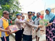 Polsek Tunjungan Bagikan Bahan Makanan untuk Korban Kebakaran di Kalangan