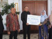Ahli Waris Wartawan Radar Tegal Almarhum Agus Wibowo Mendapat Santunan Kematian