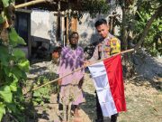 Inspiratif! Bhabinkamtibmas Grabagan Brigpol Ardy Dampingi Nenek Djariyem Kibarkan Merah Putih