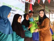 Peduli Petugas Kebersihan, Bupati Brebes Bagikan Sembako