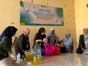 Cara Kreatif Mahasiswa KKN Unisnu Jepara dalam Membuat Sabun Cuci Piring