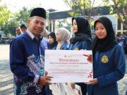 Fitrya dan Febrian Terima Penghargaan dari Rektor Universitas Semarang
