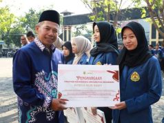 Fitrya dan Febrian Terima Penghargaan dari Rektor Universitas Semarang