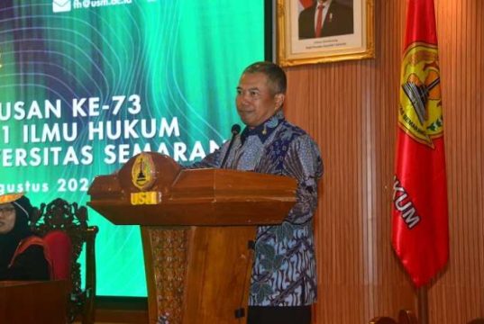 Dekan FH USM Lepas 98 Lulusan, Ini Pesan Rektor
