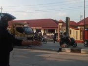 Aksi Anarkis Ratusan Massa di Grobogan, Polisi Gunakan Water Cannon Bubarkan Kerumunan