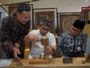 Gus Yasin dan Kepala BI Jateng Belajar Ngukir di Festival Jateng Syariah
