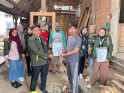 Gelar Pelatihan Digital, KKN Unisnu Jepara Gandeng Pengrajin Genteng di Desa Mayong