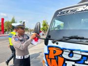 Bukan Razia, Sat Lantas Polres Grobogan Hentikan Truk dan Bagikan Bendera Merah Putih
