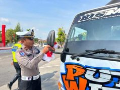 Bukan Razia, Sat Lantas Polres Grobogan Hentikan Truk dan Bagikan Bendera Merah Putih