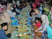 Makan Nasi Nuk Beralas Daun Pisang, Cara Warga Bungu Krajan Tasyakuran Peringati HUT Ke-80 RI