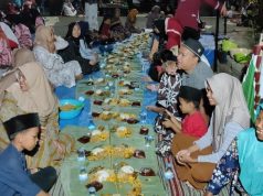 Makan Nasi Nuk Beralas Daun Pisang, Cara Warga Bungu Krajan Tasyakuran Peringati HUT Ke-80 RI