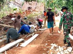 Prajurit TNI Bersama Warga Gotong Royong Membangun Drainase