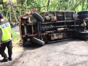 Truk Terguling di Jalan Tembus Gunung Tunggangan