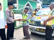 Peduli Memberikan Bingkisan Kepada Petugas Penyeberangan Masjid