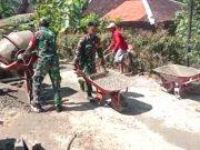 Bersama Tentara, Warga Bergotong Royong Membangun Jalan Desa