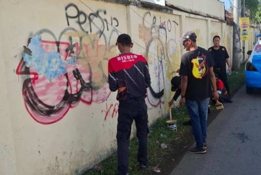 Elemen Masyarakat Kota Tegal Bersihkan Vandalisme