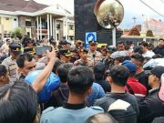Warga Sijambu Geruduk Polres Wonosobo, Tuntut Pelaku Pembacokan Dihukum Mati