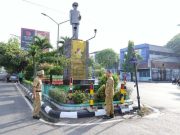 Bupati Kudus Bersihkan Tugu Patung Ahmad Yani