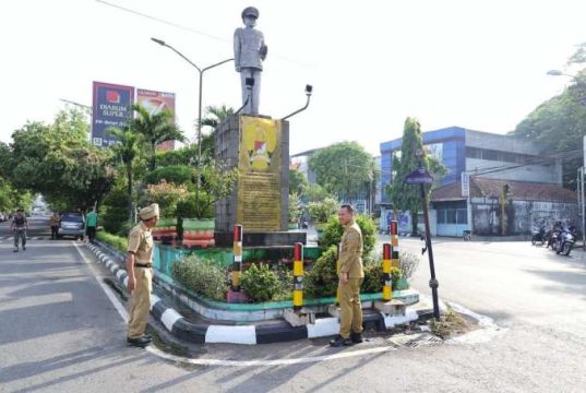 Bupati Kudus Bersihkan Tugu Patung Ahmad Yani