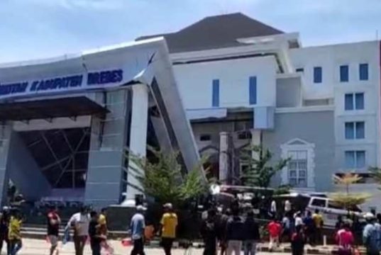 Teras Kantor Pemerintahan Terpadu Brebes Runtuh Tiga Orang Terluka