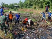 Pemkab Tegal Angkat Puluhan Ton Sampah Sungai Wadas