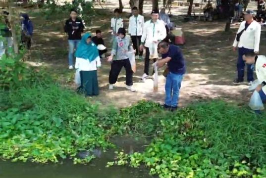 Ratusan Pemuda Katolik Tebar Ribuan Benih Ikan Nila di Polder Bayeman Kota Tegal