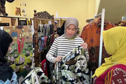 Ini Pengakuan Aktris Alya Rohali saat Melihat Keindahan Tenun Troso Jepara