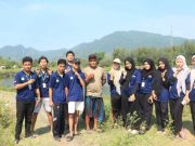Para Petambak Bandeng di Desa Clering Gandeng Mahasiswa KKN Unisnu Atasi Hama Rebon