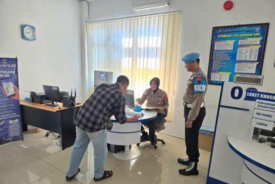 Satpas SIM Blora ‘Ceramahi’ Warga Pemohon SIM Jadi Pelopor Keselamatan