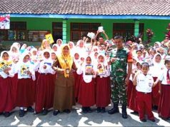 Babinsa Peduli Siswa, Bagikan Buku Tulis Secara Cuma-cuma