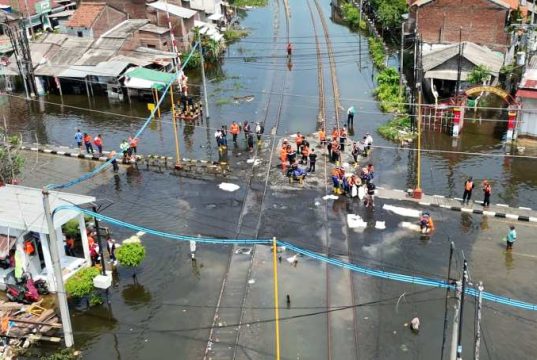 Guna Kelancaran Perjalanan KA, KAI Daop 4 Semarang Lakukan Peninggian Rel di JPL 05 Kaligawe