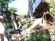 Pondasi Rumah Bertingkat Ambrol, Alur Kali Cubluk Tersumbat