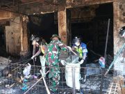 TNI-Polri Kerja Bakti Membantu Bersihkan Puing-puing Pasar Kobong