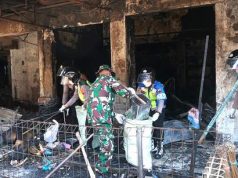 TNI-Polri Kerja Bakti Membantu Bersihkan Puing-puing Pasar Kobong
