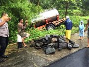 Truk Tangki Pengangkut Susu Terperosok di Tikungan Irung Petruk