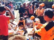 Tim SAR Gabungan Mengevakuasi Korban Kecebur Sumur