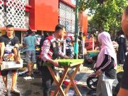 Polisi Bantu Ikut Usung-usung Dagangan yang Lolos dari Amukan Api