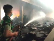 Tentara Turun Langsung Bantu Memadamkan Kebakaran Pasar