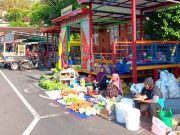 Para Bakul Korban Pasar Kobong, Berebut Tempat untuk Berjualan Darurat