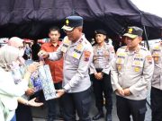 Memberikan Bantuan kepada Pedagang Korban Kebakaran Pasar