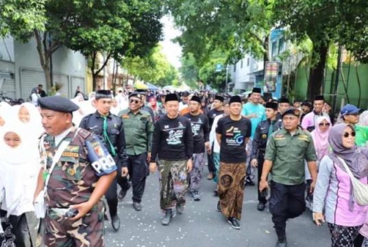 40 Ribu Santri Padati Alun-Alun Kudus, Meriahkan Mlaku Bareng Peringatan Hari Santri
