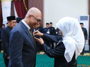 Ketua PWI Pusat Akhmad Munir Menerima Lencana ‘Jer Basuki Mawa Beya’ dari Gubernur Jatim