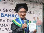 Mbah Kaidi Wisudawan Terbaik dan Tertua Sekolah Lansia Bahagia Brebes