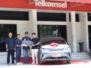 14 Tahun Jadi Pelanggan Setia, Warga Solo Dapat Mobil Listrik dari SIMPATI HOKI 2025