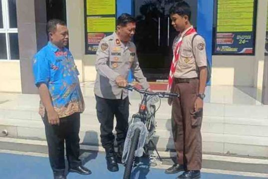 Ajukan Pertanyaan Kritis, Pelajar Batang Dihadiahi Sepeda oleh Gubernur
